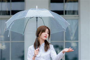 爱上海同城对对碰：The shop is filled with various cultural and artistic products